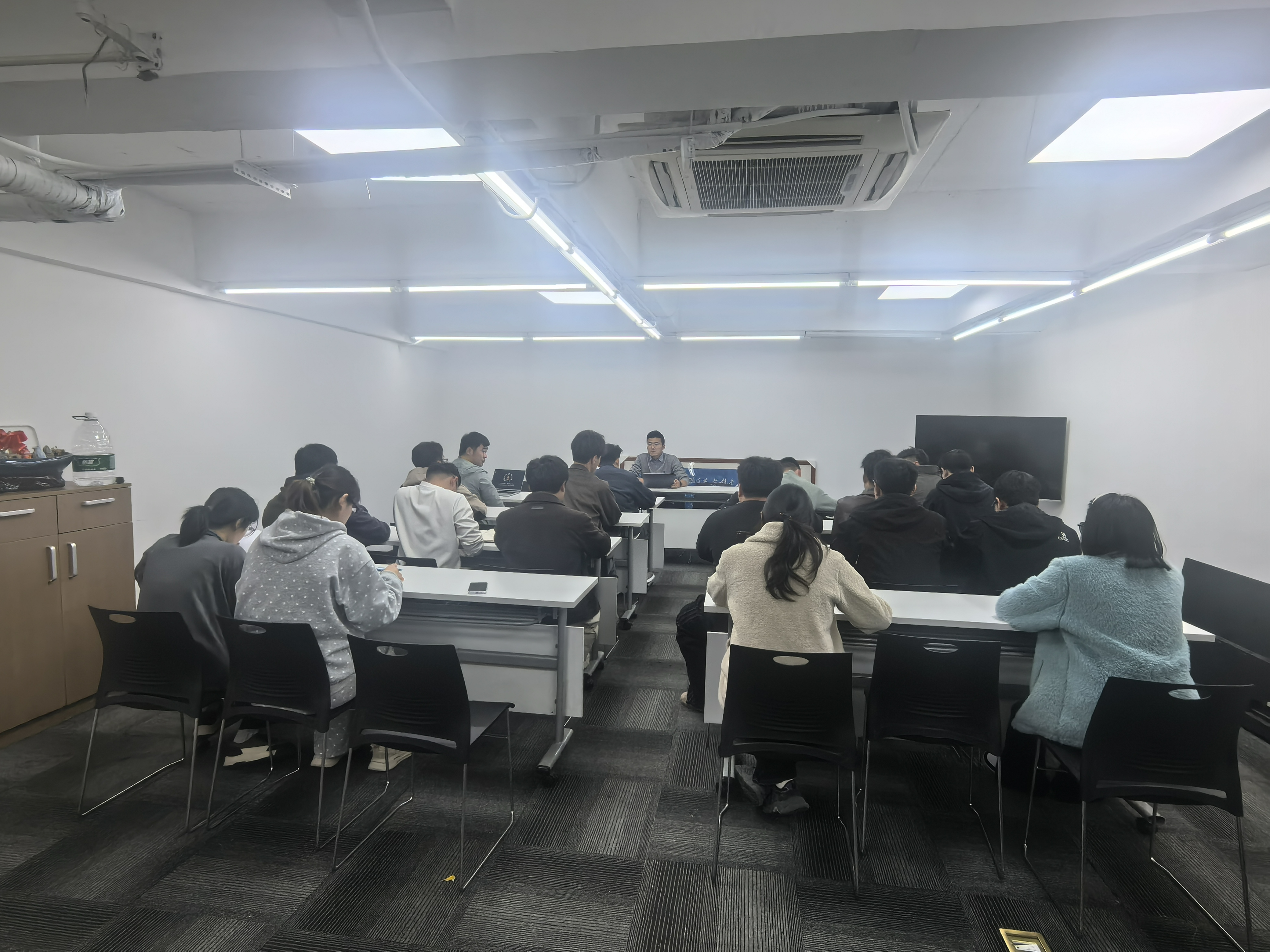 3月份开会.jpg